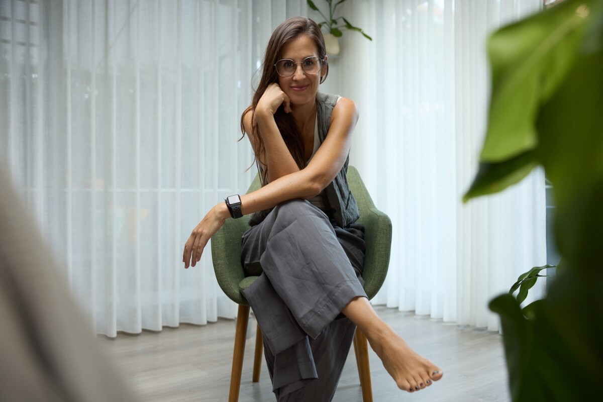 Ana, de goana, trabajando con su portátil